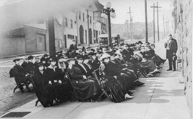 Szabadtéri istentisztelet San Franciscóban az 1918-as spanyolnátha idején.