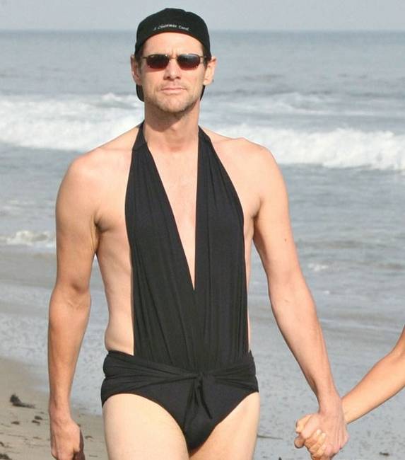 Jim Carrey a paparazzik láttán úgy döntött, hogy gyorsan belebújik a barátnője fürdőruhájába.