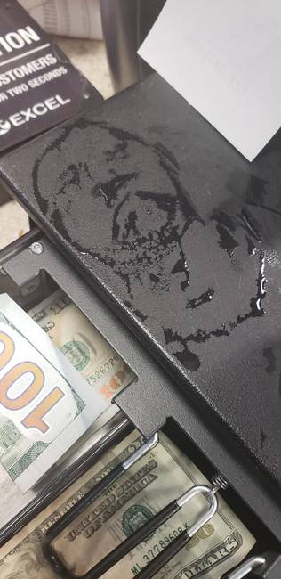 „A hideg üdítőm hagyta ezt a tökéletes portrét a pénztárgép tetején."