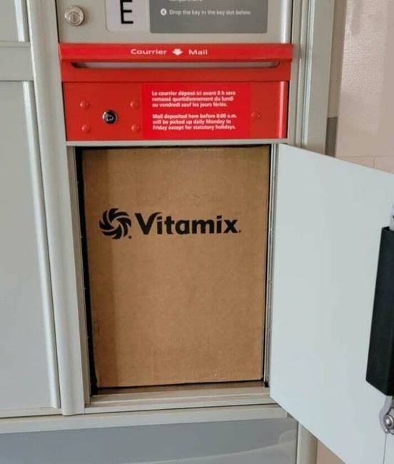 Ez a doboz is tökéletesen illeszkedett a csomagátadó szekrényhez, a kérdés már csak az, hogyan fogják kivenni belőle?!