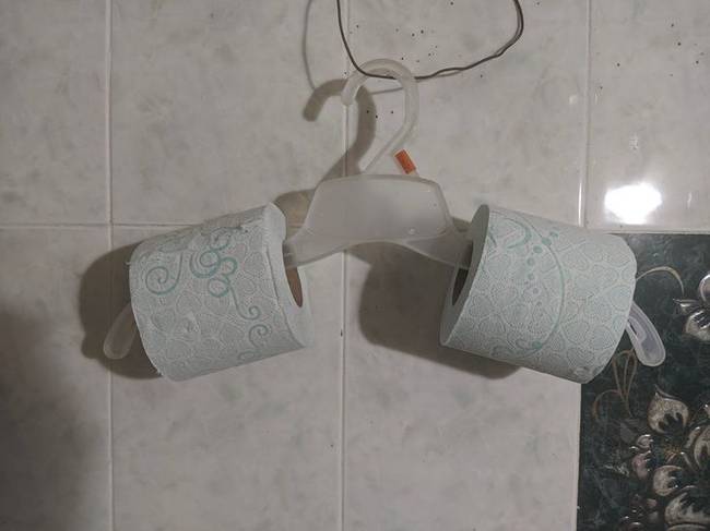 „A szüleim vécépapír tartója."