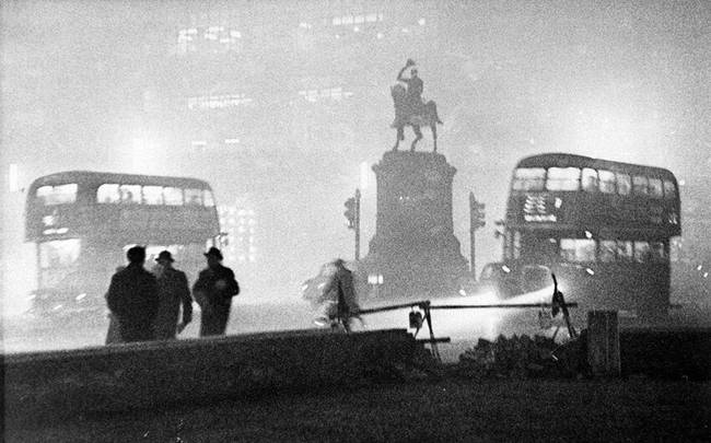 Az 1952-es londoni nagy szmog idején a vakok segítettek hazajutni az egyébként látó embereket, mert a rossz látási viszonyok miatt eltévedtek a városban.