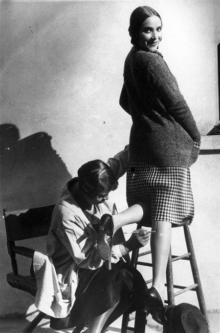 Varratot festenek a lábára, hogy úgy tűnjön, mintha harisnyát viselne. (1926)