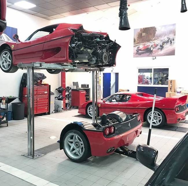 Kuplungcsere egy Ferrari F50-ben.