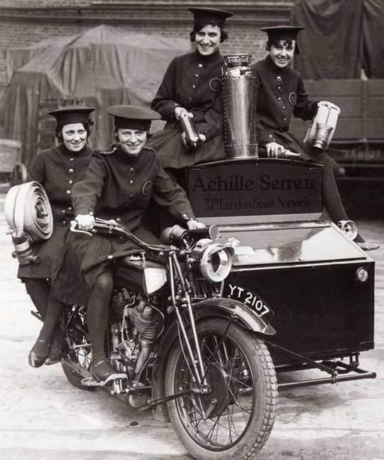 Női motoros tűzoltók 1932-ben, Londonban.