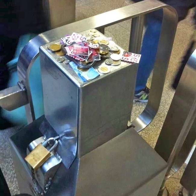 Egy újabb példa a kanadai udvariasságra: történt egyszer ugyanis, hogy az egyik fővárosi metróállomáson tönkrement a jegykiadó/kezelő automata, amiért egy teljes napra hivatalosan is ingyenessé tették a metrózást. A Kanadaiakat azonban nem ilyen fából faragták, úgyhogy ettől függetlenül ott hagyták a jegyek árának értékét az elromlott és lezárt automatákon... :D