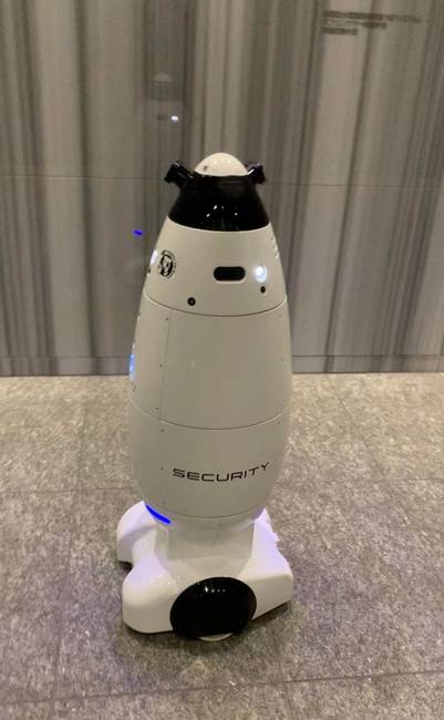 Nagyon komoly robot biztonsági őr egy tokiói irodaházban.