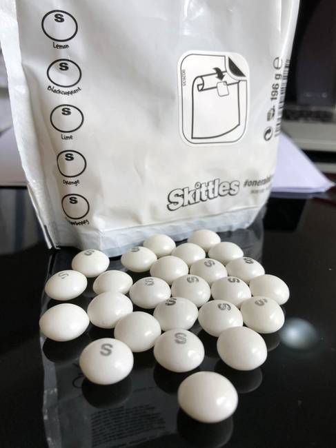 Fehér színű Skittles-cukorkák.