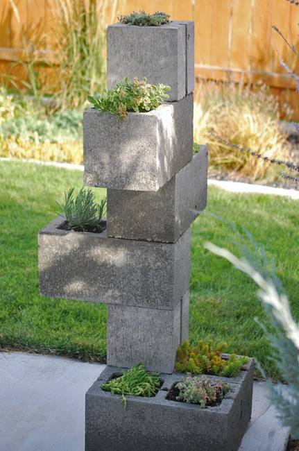 A minimalista beton elemekkel letisztult, modern stílust csempészhetünk a kertünkbe.