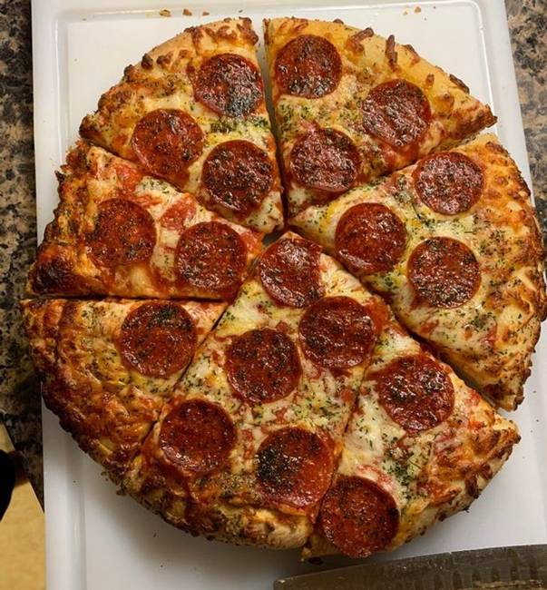 „A barátom így vág pizzát csak azért, hogy egyetlen szalámi se sérüljön rajta."