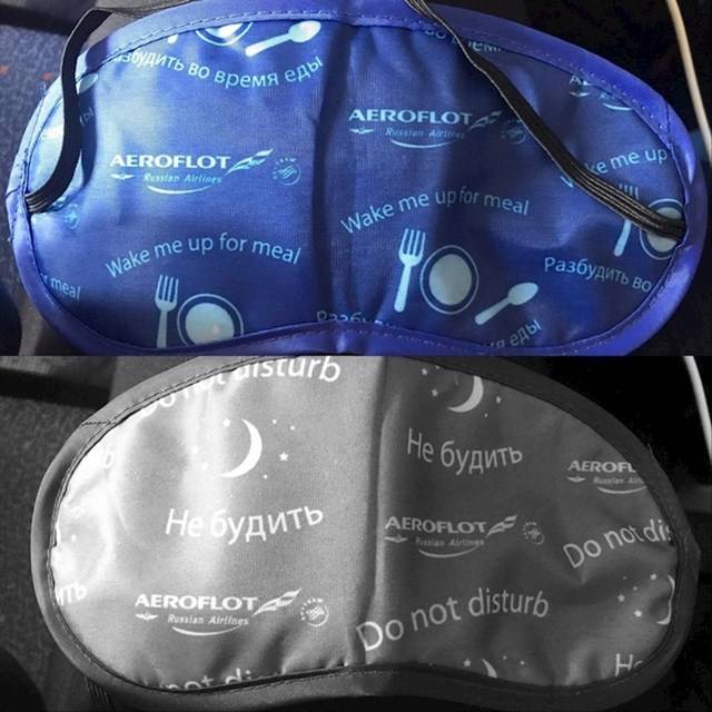 Az orosz Aeroflot légitársaságnál az utasok ilyen alvómaszkokat kapnak. Két oldala van, az egyik azt jelzi, hogy az utas nem akar ébresztést, a másik azt, hogy ébresszék fel őt, mielőtt hozzák az ételeket.