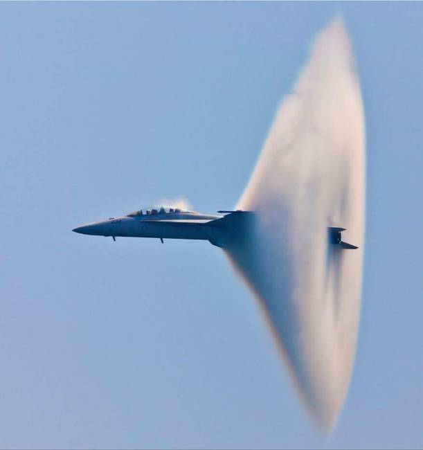 F/A–18 Hornet típusú vadászbombázó keltette hangrobbanás.