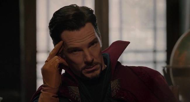 A Thor: Ragnarök az egyetlen Marvel film, amiben Doctor Strange a klasszikus jelmezben és sárga kesztyűben tűnik fel. Ez utalás az eredeti képregényre.