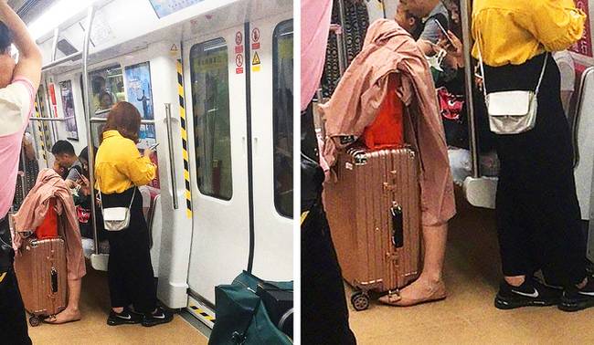 Semmi különös, csak egy magányosan metrózó láb.