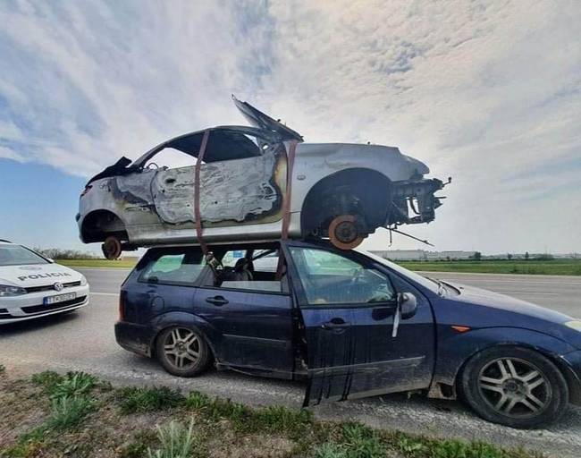 A rendőrök megállították az életveszélyes rakományt, a sofőr nem értette, mi a baj.