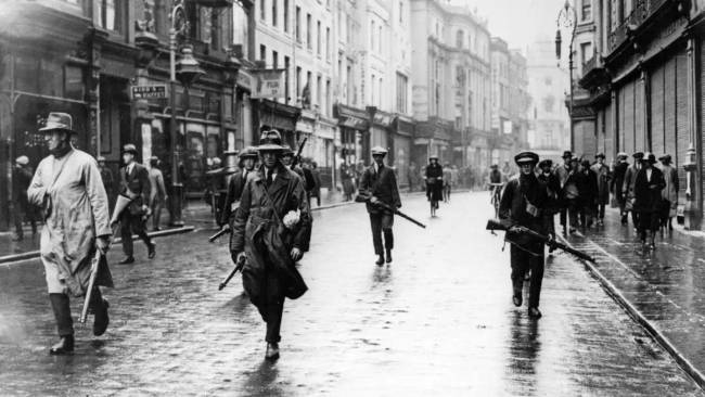 Miért tartja sok ír férfi szándékosan a zsebében a kezét, amikor találkozik a brit királyi családdal?