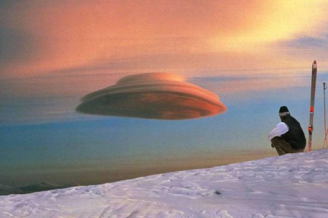 UFO-formájú felhő.