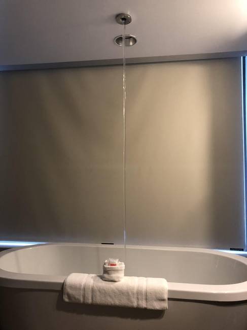 Egy hotel, ahol valamiért a plafonból folyik a csap.