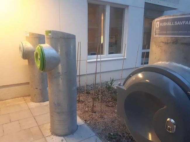 Újrahasznosítás, közvetlenül a társasházak mellett.