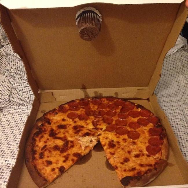 „A barátom megpróbált aranyos lenni és süteménnyel pótolni az általa ellopott pizzaszeletet."