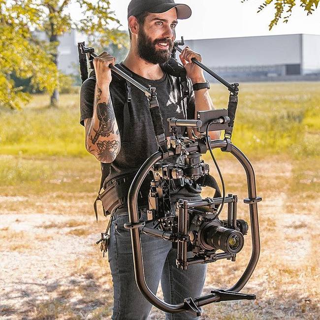Egy modern operatőr egyébként manapság már úgy néz ki, mint egy robotzsaru.