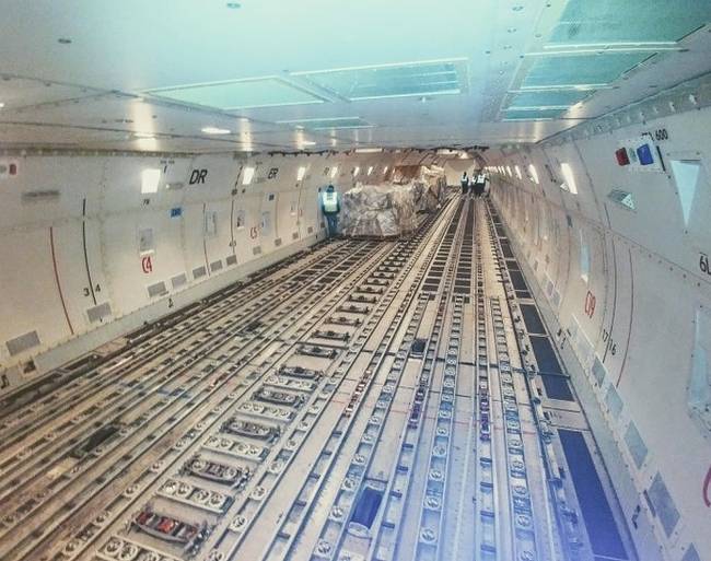 Egy Boeing 747-es teherszállító repülőgép belseje.