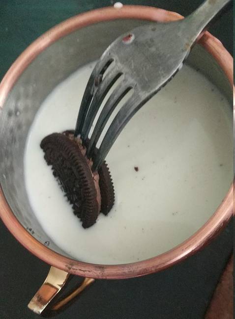 Egy villa nagy segítségre lehet a kekszek mártogatásában.