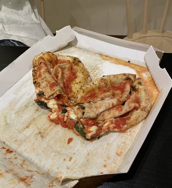 „Úgy tűnik, hogy a pizzás srác parkour-módon, a háztetőkön ugrálva hozta házhoz a pizzámat."