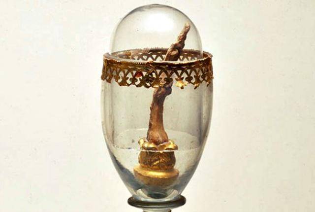 Galileo Galilei középső ujját a firenzei Természettudományi Múzeumban őrzik.