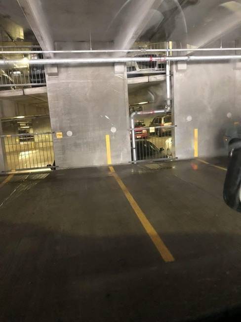 A japán parkolóházak parkolóhelyeit jelző vonalak a falon is folytatódnak, hogy az emberek könnyebben és precízebben tudjanak parkolni a gépkocsijukkal.