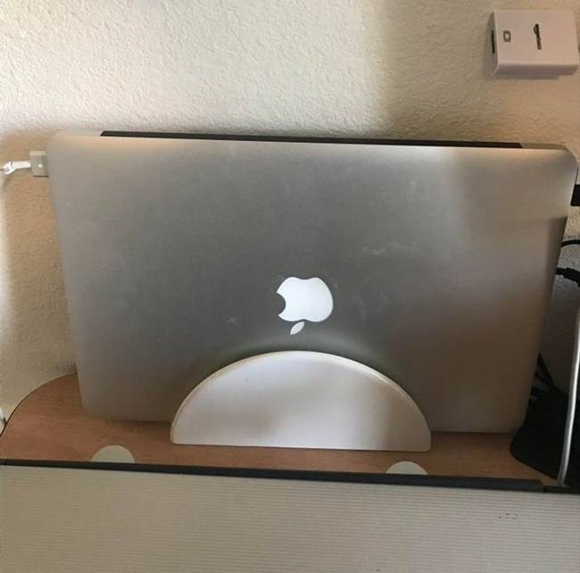 Egy szalvétatartó jobb, mint bármilyen laptoptartó állvány.