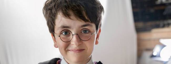 [BREAKING] Megérkezett az első hivatalos kép az HBO Harry Potterjéről teljes jelmezben, és kiderült, ki játssza Neville Longbottomot - Harry Potter-sorozat (HBO)