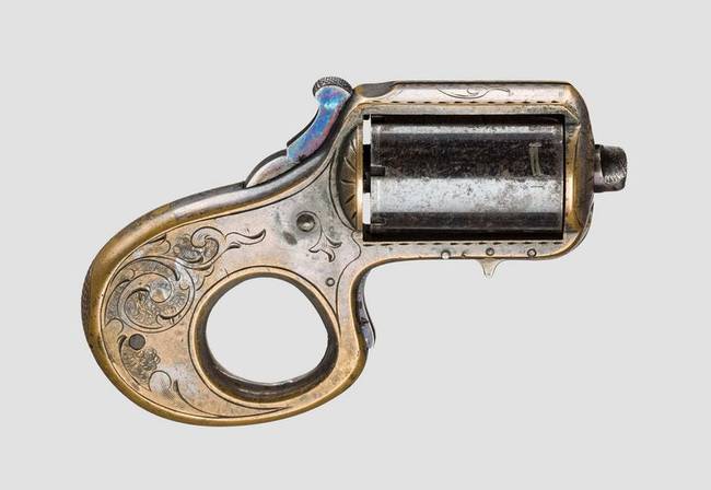 Egy boxer és egy .22-es kaliberű revolver kombinálásából készült antik fegyver, melyet 1865-ben szabadalmaztattak.