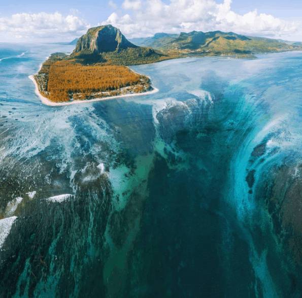 Mauritius tengerpartján az áramlatok-formálta víz alatti homok egy szakadék illúzióját kelti.