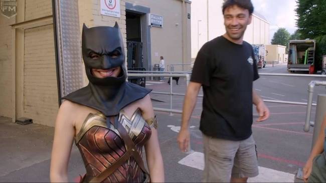 Gal Gadot Batman maszkban szórakozik két forgatás között.