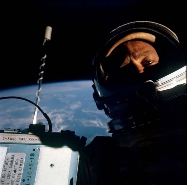 Végezetül Buzz Aldrin űrhajós „szelfije”, 1969-ben. A háttérben mindannyiunkkal...😊