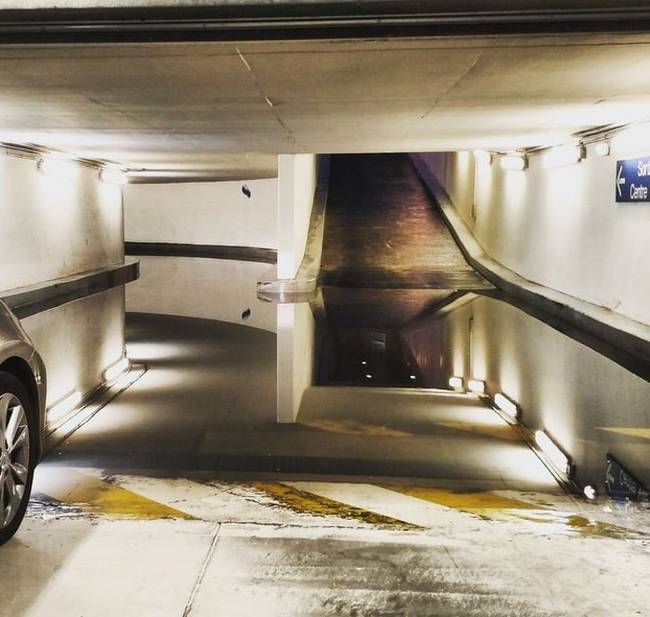Kell egy kis idő, amíg felfogjuk a szemünkkel, de ezt a földalatti parkolót hatalmas medencévé változtatta az elárasztott víz.