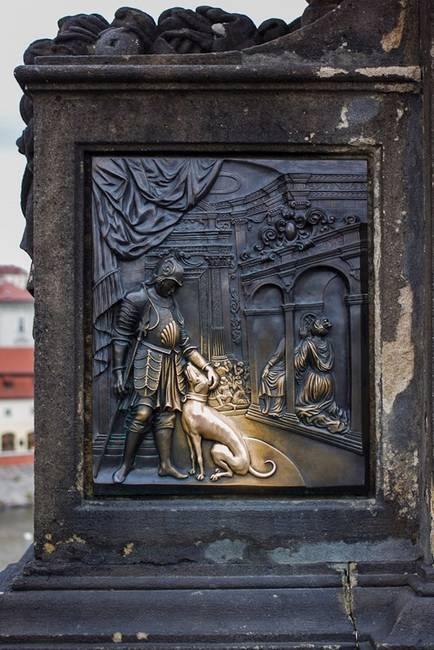 „Az emberek szemmel láthatóan már évszázadok óta a kutyát simogatják meg leggyakrabban ezen a faragáson."