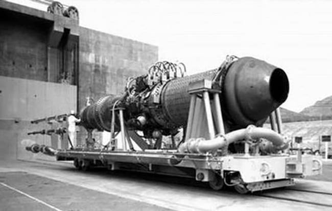 Végezetül pedig az ún. Plútó-projekt, ami egy olyan nukleáris meghajtású rakéta volt, amit senki nem mert megépíteni. A rakéta tulajdonképpen egy repülő atomreaktor lett volna, ami mindenféle pajzs és árnyékolás nélkül gyakorlatilag mindent elpusztított volna, amerre csak repült. Egy gond volt vele: senki nem tudta, hogyan lehetne leállítani, ezért inkább lemondtak az elkészítéséről.