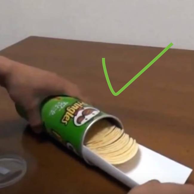 A Pringles chipsek legegyszerűbb és legkényelmesebb fogyasztási módja, ha egy darab papírral kihúzzuk a chipset a csomagolásból.