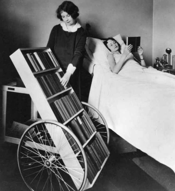 Kifejezetten beteg emberek számára készített „mobilkönyvtár”, 1928-ból.