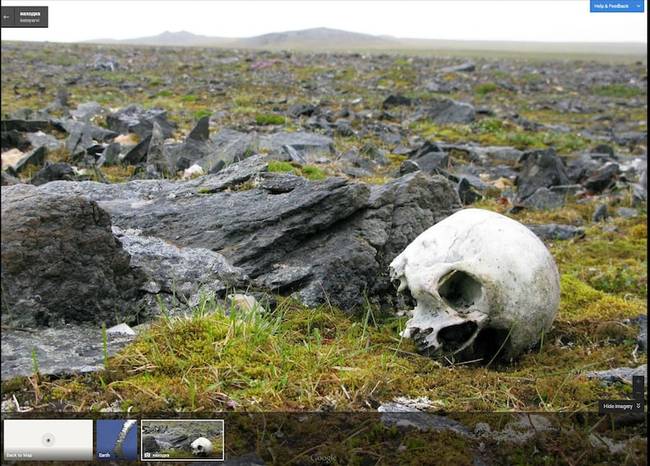 Rejtélyes koponya az oroszországi Novaja Zemlja szigetcsoport egyik Google Earth felvételén.