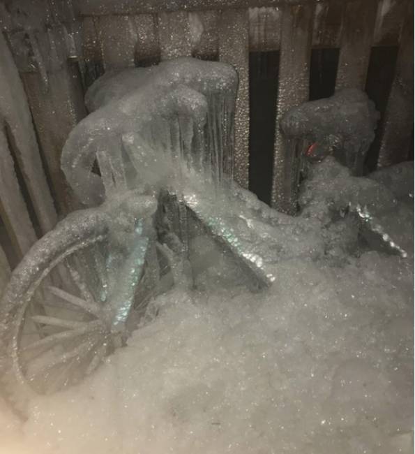 Jégbe zárt kerékpár, Chicagóban.