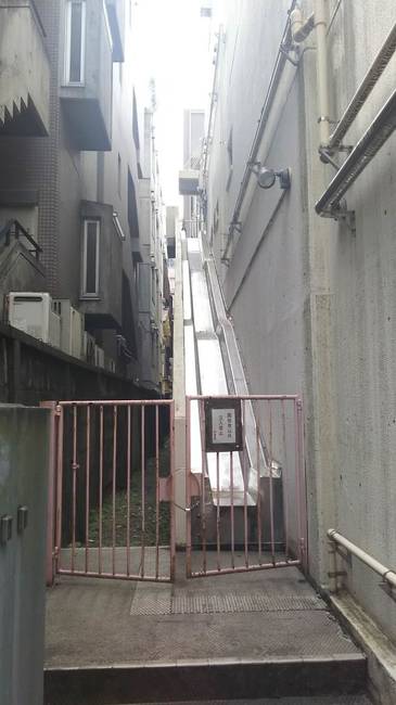 Vészhelyzeti tűzcsúszda egy japán emeletes háznál.