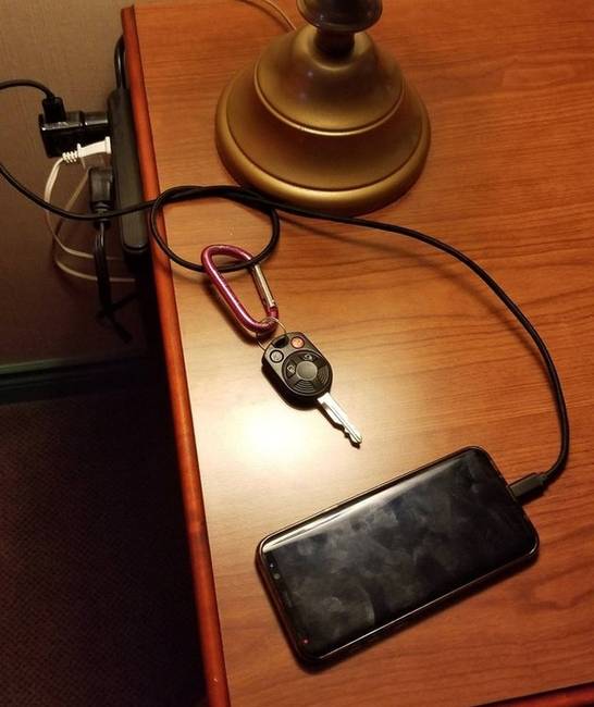 Akaszd rá a kulcsod a telefon töltőkábelére, így egészen biztosan nem fogod otthon vagy pl. a hotelszobában felejteni.