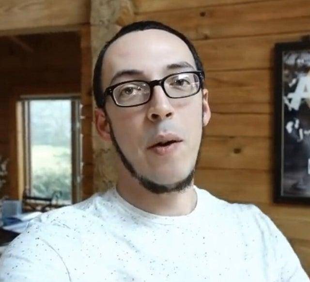 Ez a fickó illusztrációként szolgálhatna az "ovális" szó mellett a szótárban.