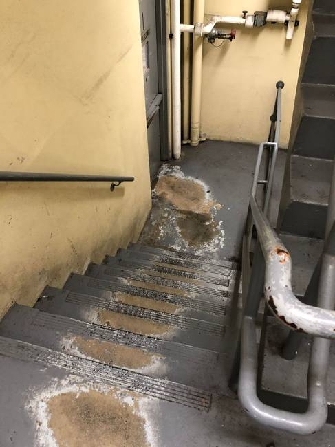 „Egy parkolóház kijárata."