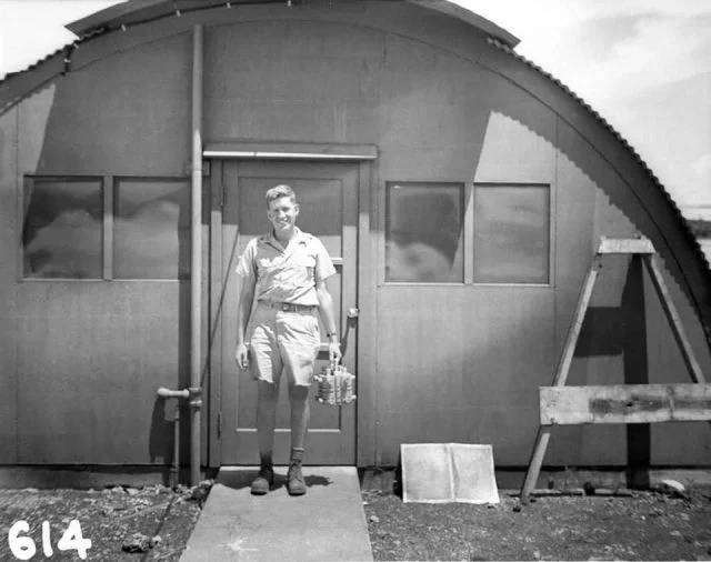 Harold Agnew, kezében Fat Man magjával