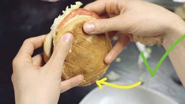 Ha nem szeretnénk, hogy kiessenek a hamburgerünkből a zöldségek, akkor a legjobb eredményt úgy érjük el, ha nem csak elöl, de a kisujjunk és gyűrűsujjunk segítségével a hátuljánál is összefogjuk.