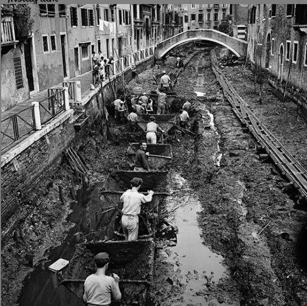 Így csapolták le és tisztították meg a velencei csatornákat 1956-ban.